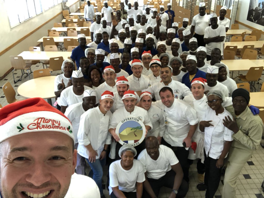 ggomez_chef's tweet photo. Brigade de Noël ! #brigade #ilovemyjob #operationbarkhane #chefelysee #chefconnected #chefitinerant #colonelgomez #guillaumegomez #ndjamena #tchad #presidencedelarepublique #palaisdelelysee https://t.co/DON6BTgqCj