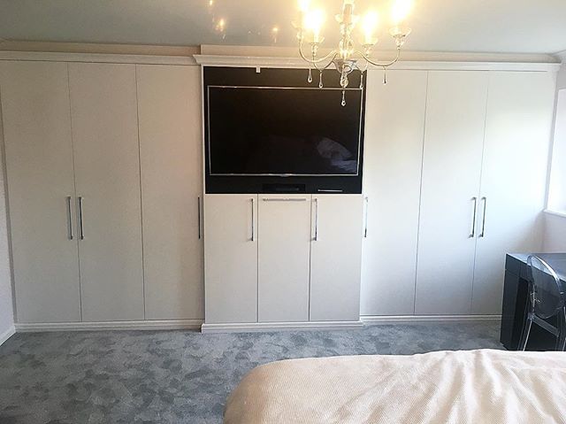 BearImp's tweet image. Wardrobe rejig 95% complete. A rework of the center section to house the TV, New doors &amp;amp; handles &amp;amp; redecoration off the whole bedroom. Cutout panel for around TV to be completed in new year. Finished in @tikkurila_uk #helmi80 gloss white. #wardrobe #besp… bit.ly/2RalyNc