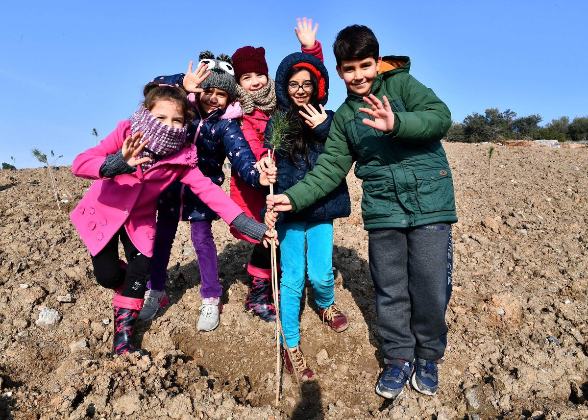 Bornova'daki eski taş ocağını rehabilite ederek 47 bin fidanı daha toprakla buluşturduk bugün.