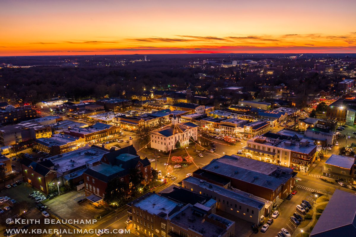 kbaerialimage's tweet photo. Oxford Square at sunset #Christmas2018 #oxfordms #dronephotography #sunset @OxfordEagle @jbb623 @showssc @RobynTannehill @ShepNewsTeam @JohnGrisham https://t.co/MFq4TxgTCk