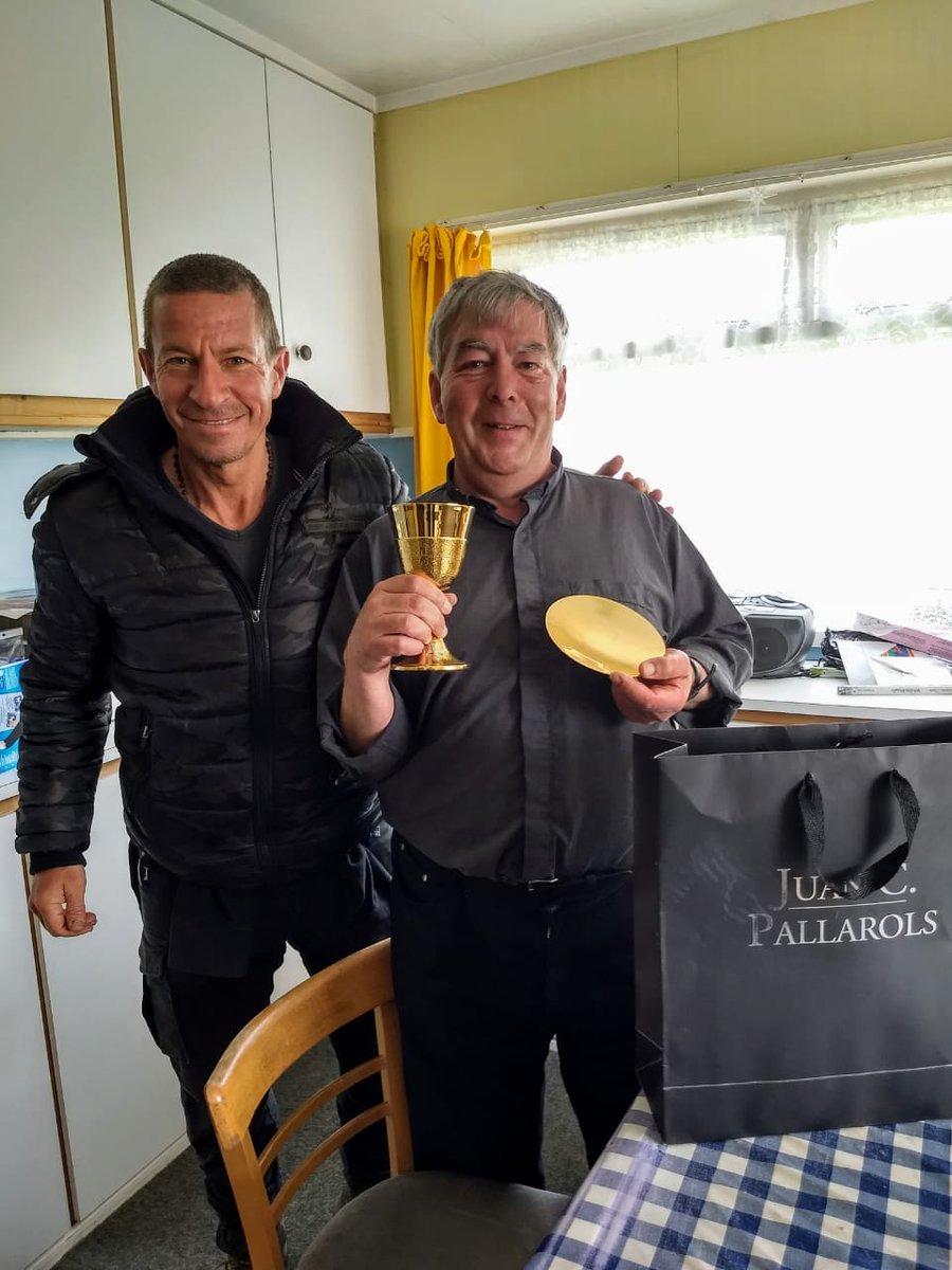 DosRosas1982's tweet photo. #MarceloDeBernardis es Maratonista y corre representando a @DosRosas1982 , entregó el #CálizDosRosasPorLaPaz al Padre #JohnWisdom en las #IslasDelAtlánticoSur para la Comunidad de St. Mary´s Roman Catholic Church.
@CarlosSERSALE @KentArgentina @jcpallarols https://t.co/Q6d8bnzftH