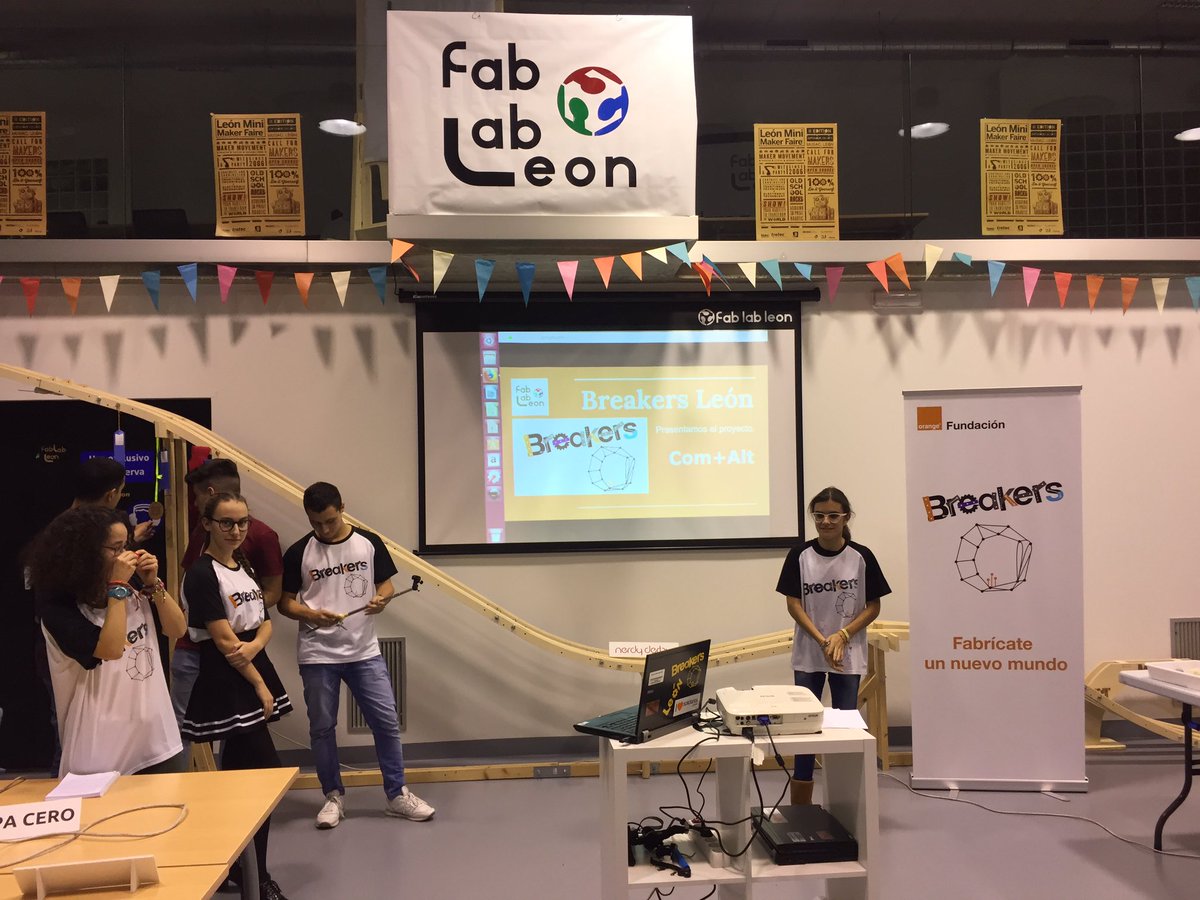 breakersleonesp's tweet photo. Llego el final de #Breakers de otoño en el @FabLabLeon Hoy presentamos nuestro proyecto “COM+ALT”, un soporte para la tablet de la silla de ruedas de Javier para que se pueda plegar y pueda llevarlo con él. Felices Fiestas. 🤗 #somosbreakers #breakerslab #breakers #leonesp https://t.co/EqTqt70E5P
