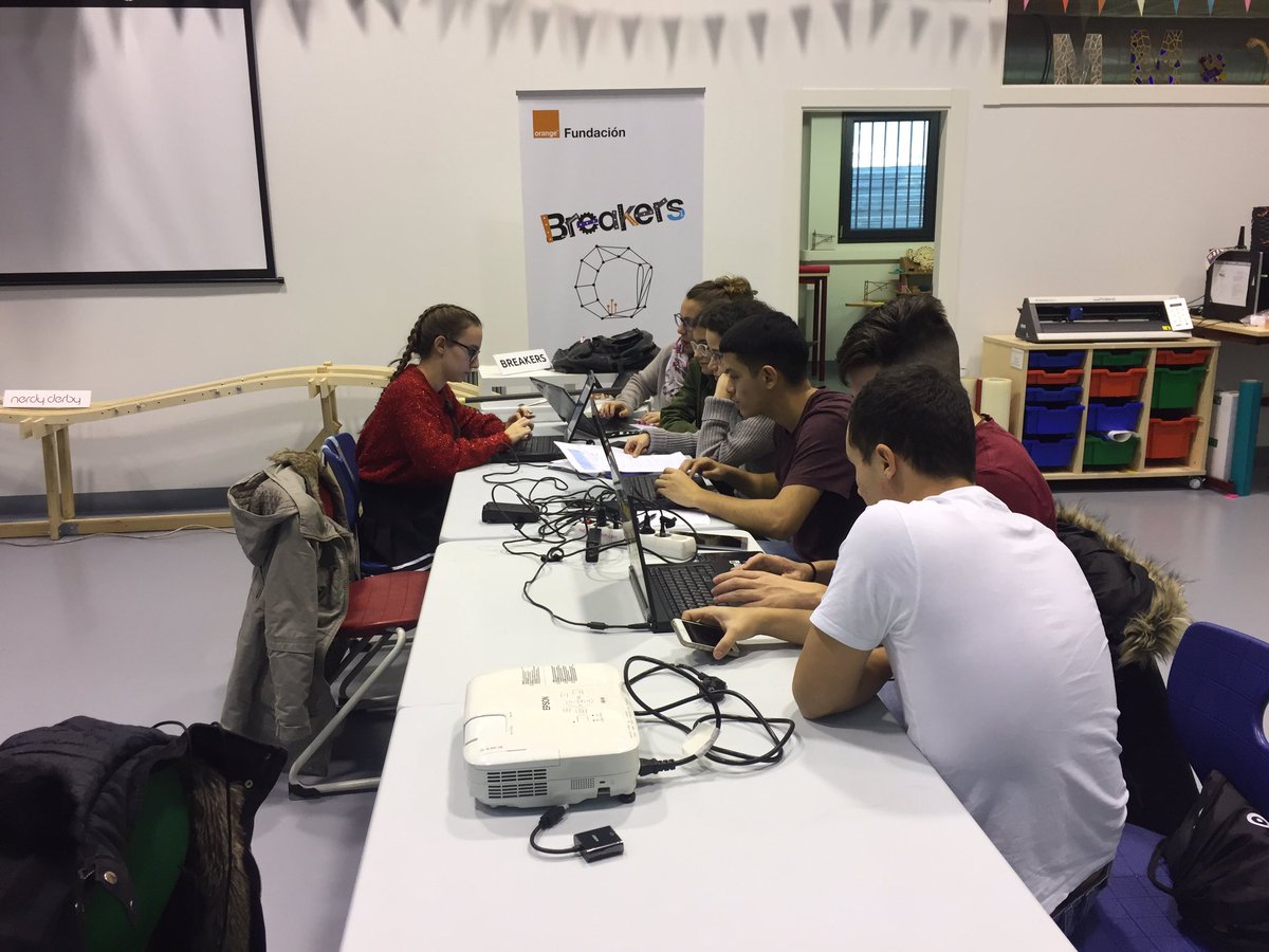 breakersleonesp's tweet photo. Llego el final de #Breakers de otoño en el @FabLabLeon Hoy presentamos nuestro proyecto “COM+ALT”, un soporte para la tablet de la silla de ruedas de Javier para que se pueda plegar y pueda llevarlo con él. Felices Fiestas. 🤗 #somosbreakers #breakerslab #breakers #leonesp https://t.co/EqTqt70E5P