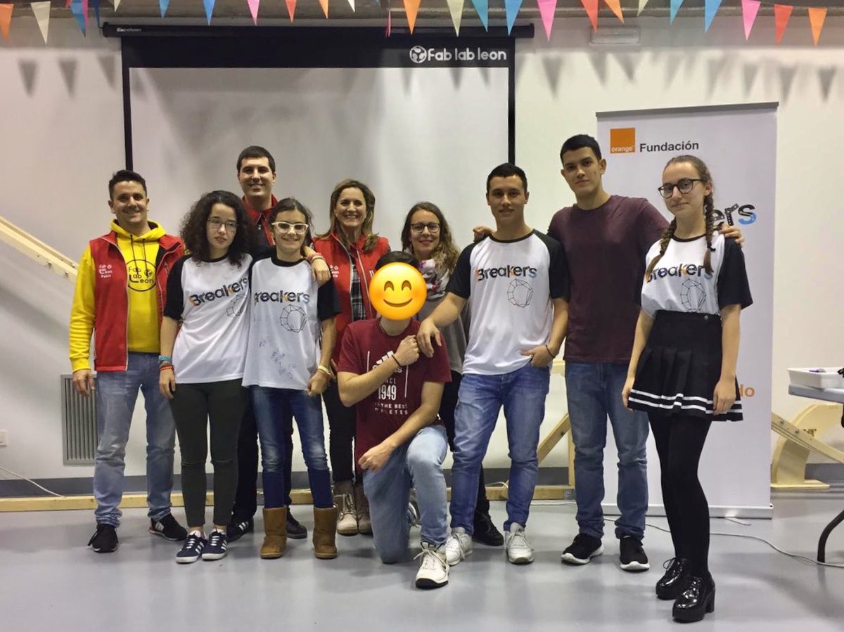 breakersleonesp's tweet photo. Llego el final de #Breakers de otoño en el @FabLabLeon Hoy presentamos nuestro proyecto “COM+ALT”, un soporte para la tablet de la silla de ruedas de Javier para que se pueda plegar y pueda llevarlo con él. Felices Fiestas. 🤗 #somosbreakers #breakerslab #breakers #leonesp https://t.co/EqTqt70E5P