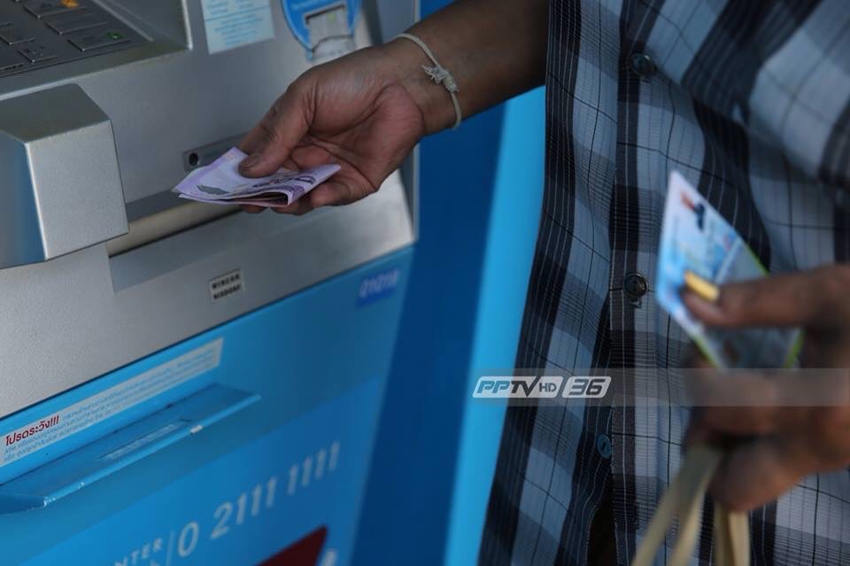 shutup2557's tweet photo. โครตพีค..คำถามรู้อย่างไรกับบัตรคนจน.!!!
"รู้สึกดีมากๆ เลย รัฐนี่ดีจริงๆ เลย พร้อมกับพนมมือขึ้นไหว้”  จากนั้นทีมข่าวได้ถามต่อว่า คิดว่ามาตราการนี้เป็นการหาเสียงของรัฐบาลหรือไม่ เธอตอบว่า “ไม่คิดหรอกว่าเป็นการหาเสียง เพราะป้าไม่คิดจะเลือกเขาอยู่แล้ว” https://t.co/msHebp7LCS