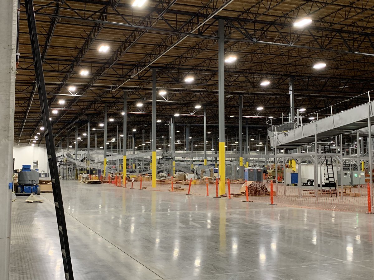 Zigglewiggles's tweet photo. It was all through the hub not a loader in site. Every trailer was sealed not a package in site. Santa’s helpers serving the world. Making ups commitments another Christmas to remember for its customers @NorthwestUPSers #makingchristmashappen #doorsdown #allin #watom https://t.co/rV4adGWBAx