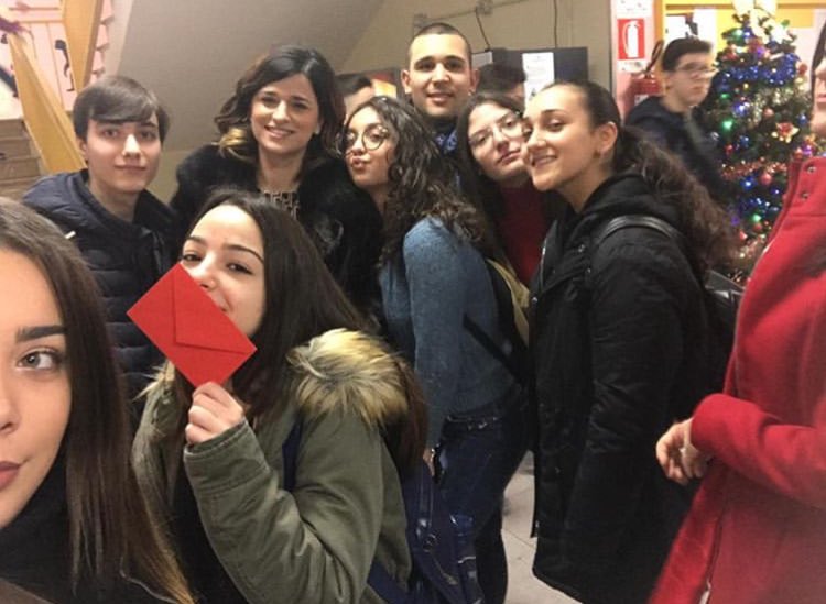 ltm_team's tweet photo. Il team LTM augura buone feste e un felice anno nuovo a tutti voi! 🙏🏻 

#ASOC1819 #teamLTM #IIIZ #LiceoSegrè https://t.co/nfPqwleDCl