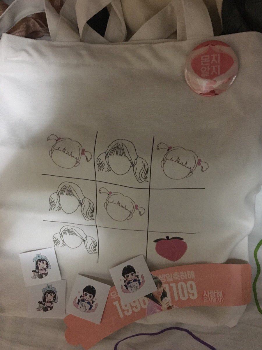 nicheng90s's tweet photo. @WithPeach_ @LUKA_Momorin  thank you guys making these good gifts ,see u again in next year .😀 https://t.co/MIQtv3orRv