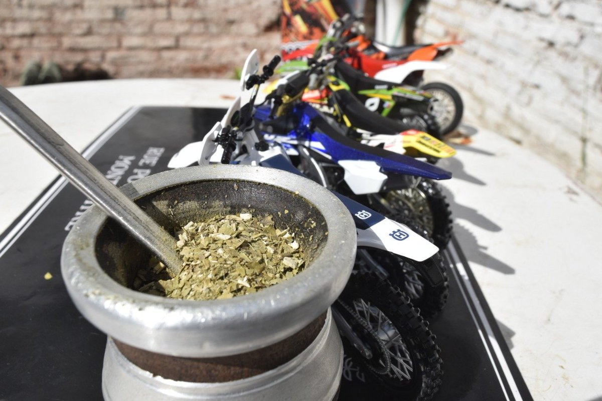 CROSSPRENSA's tweet photo. BUEN DÍA GENTE! HERMOSO SÁBADO... y después de mediodía: A LA PISTA! Hay alguna cosa MX que estoy esperando para decir, y cuando lo sepan EXPLOTA!
Pero ahora, tomamos unos mates en una mañana fresca, con sol y motos?
Dale, que esto RECIÉN comienza. #Crossprensa #Matesmx #Puromx https://t.co/eeOftRHWTW