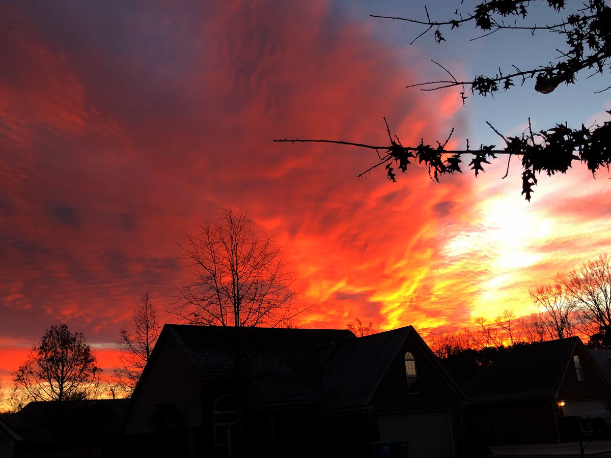 Angiecaps's tweet photo. Benefits of waking up early @AOnek_WREG3 @joeysulipeck @RonChilders @memphisweather1 #sunrise https://t.co/azeLG4SX6n