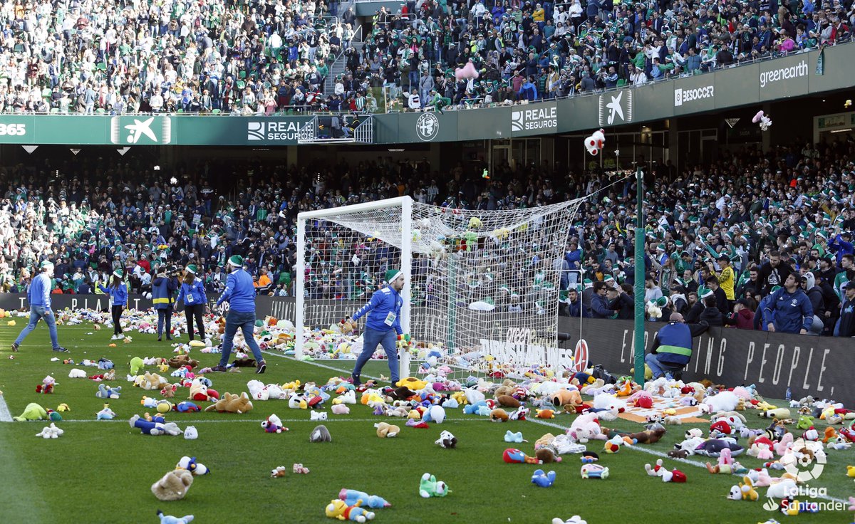 👏💚 No es fútbol. #EsLaLiga. 💚👏

Los aficionados del <a href="/RealBetis/">Real Betis Balompié 🌴💚</a> han lanzado miles de peluches al césped del Benito Villamarín en el descanso del #RealBetisEibar.