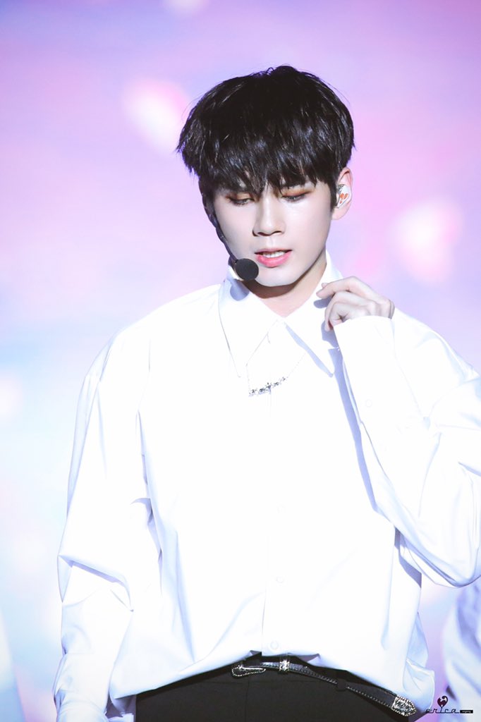 Erica_ongoing's tweet photo. 「HQ」181220 KPMA

🌌Nightfull💜✨
#옹성우 #성우 #OngSeongwu 
#워너원 #wannaone https://t.co/i8G2bYnKX7