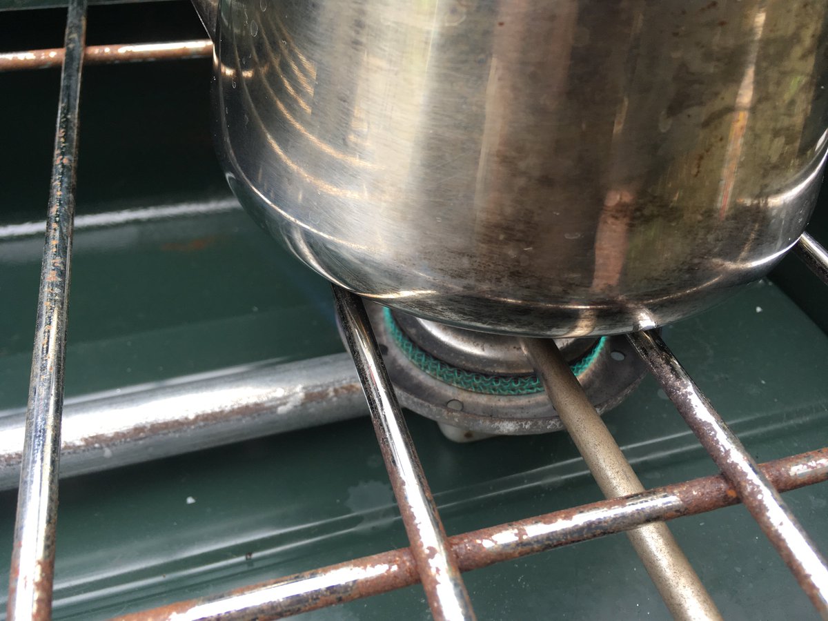wagna75's tweet photo. 本来ホワイトガソリンしか使えない筈のコールマン２バーナー413Hを灯油化。
あんがい火力あるのにトロ火もイケるから凄い！
点火だけはどこの宗教儀式ですか？というくらい面倒になりますが…… https://t.co/PD8tkCRuZN