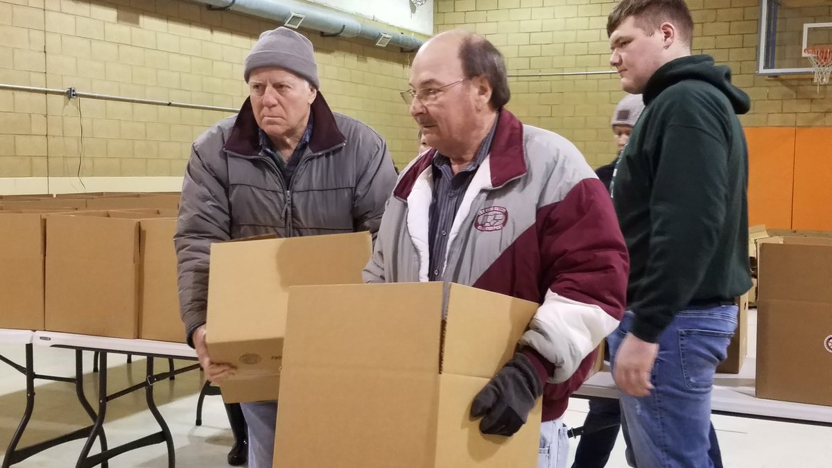 Byesvile_Club's tweet photo. Byesville Rotary delivers Xmas food baskets. #6690 #ByesvilleRotary https://t.co/VU3T6nifVr