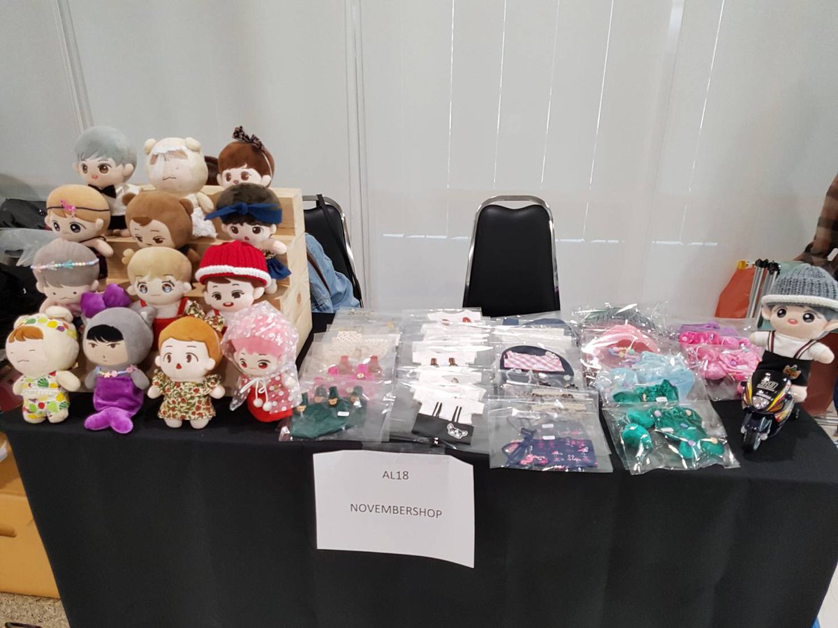 NovemberShop_22's tweet photo. ขอบคุณทุกคนที่แวะมาถ่ายรูป มาลองมาช้อปชุดน้อง และมาพูดคุยกันนะคะ ขอบคุณที่ชอบชุดจากร้านเราค่า และขอบคุณ@EXOLVroom2Day ที่จัดงานดีๆแบบนี้นะคะ งานสนุกและคึกคักมากค่ะ #วันแว๊นแว๊นกับEXO #EXOLVroom2Day https://t.co/5PKxqkLH7J
