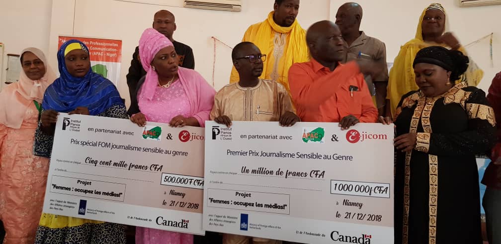 CONIPRATNIGER's tweet photo. Photo de #famille avec les #lauréats des #meilleuresproductions du #projetfemmesoccupeeslesmedias 
à la #maisondelapresse https://t.co/7MgOpAkMWW