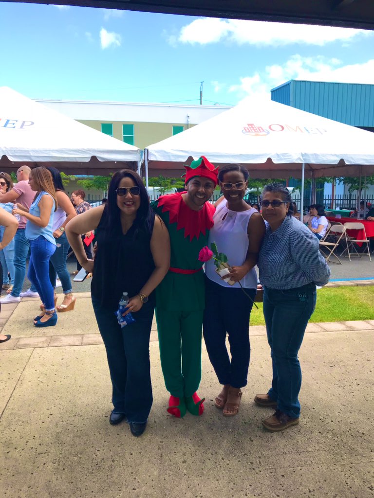 JorlanVarela's tweet photo. Compartiendo en el segundo encuentro navideño del @EDUCACIONPR junto a la @SecEducacionPR  y la familia del DE. Gracias Cynthia por haber dicho presente! #VamosPorMás #HaciendoLaDiferencia #MaestroDeCeremonia @yourstruly71 https://t.co/1af4Ig4MpT