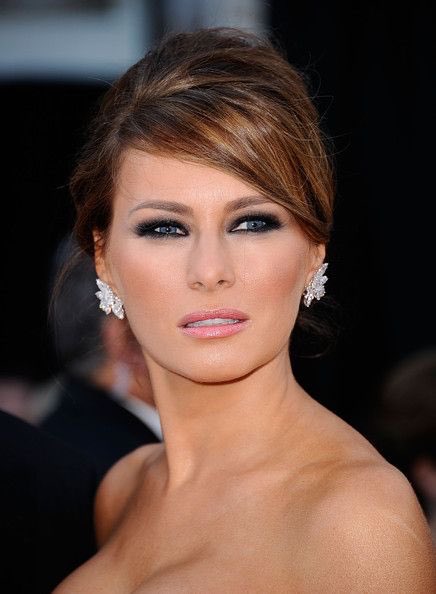 KayaJones's tweet photo. Day 22 of our #25daysofmelania is here & today I wanted to just admire her beauty.She in fact loves a smoky eye.Sheโs known for those intense eyes & she loves to accentuate them with dark colors for her make up.Always pairing with a light lip. You are just gorgeous @FLOTUS ๐ ๐บ๐ธ https://t.co/48C0O1RHgy