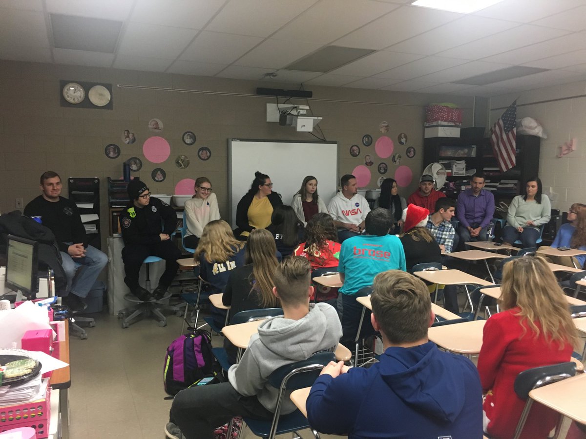 LaurieRousse's tweet photo. A special thank you to these talented individuals that gave up a day to come talk to my senior class about life after high school. I loved having you in my class originally and loved it even more seeing you again. #thanksforgivingback #onceajetalwaysajet #makinganimpact https://t.co/yOE9Px76F5