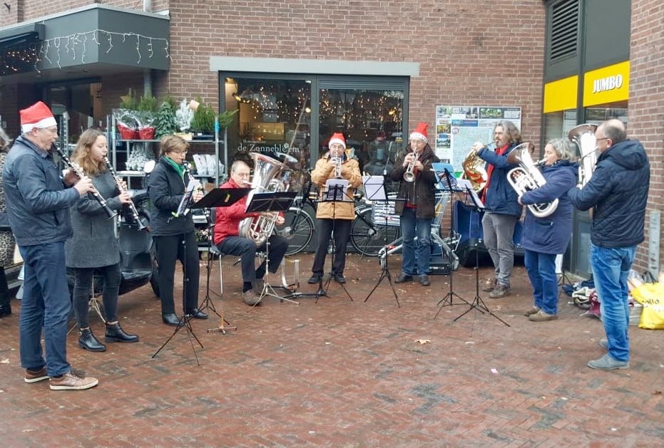 Concertje voor #SeriousRequest na een optreden voor 55 jarig lid in verzorgingshuis #oranjenassauoord.