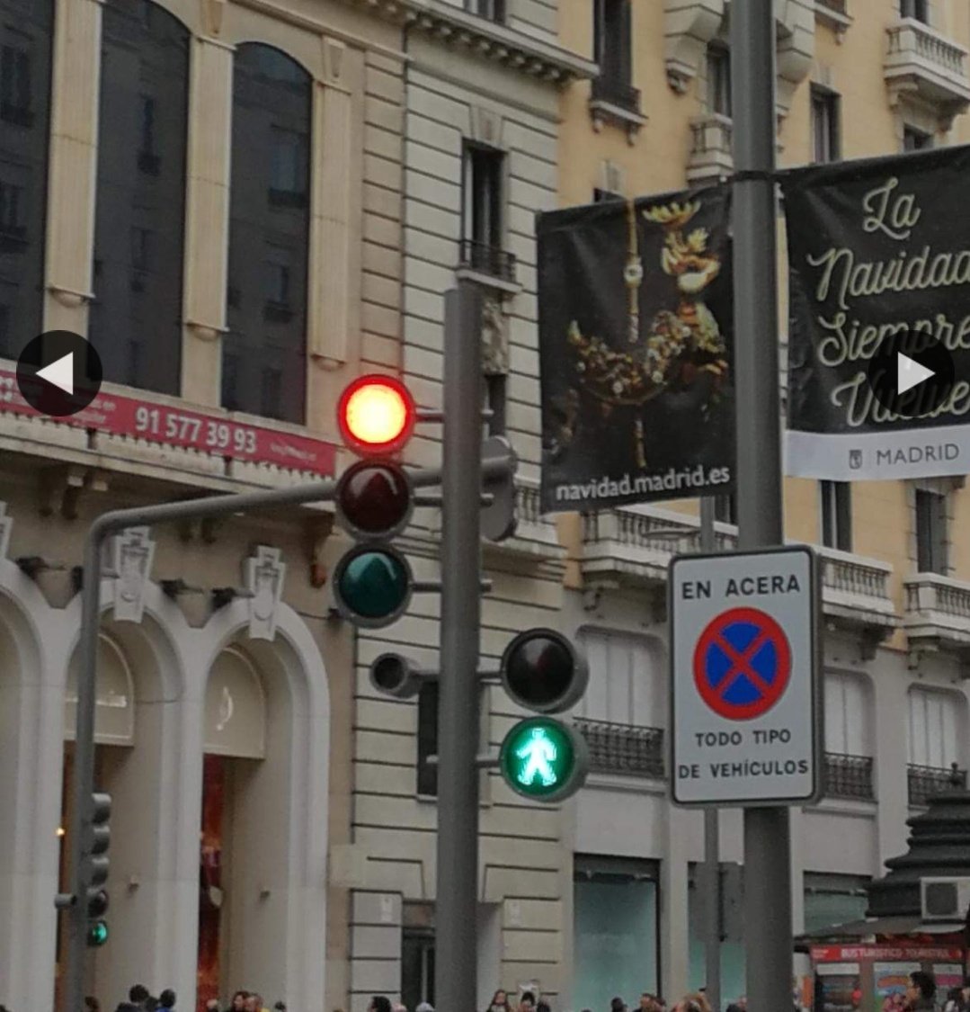 pedalibre's tweet photo. Multas en Gran Vía 
"Dos agentes han multado a una persona que iba a desanclar su bici de una farola, el motivo es que la nueva ordenanza lo permite, en Gran Vía está prohibido"
Si la Gran Vía tiene protección especial habría que colocar aparcabicis en las bocacalles @Lineamadrid https://t.co/FIsdSHAWc6