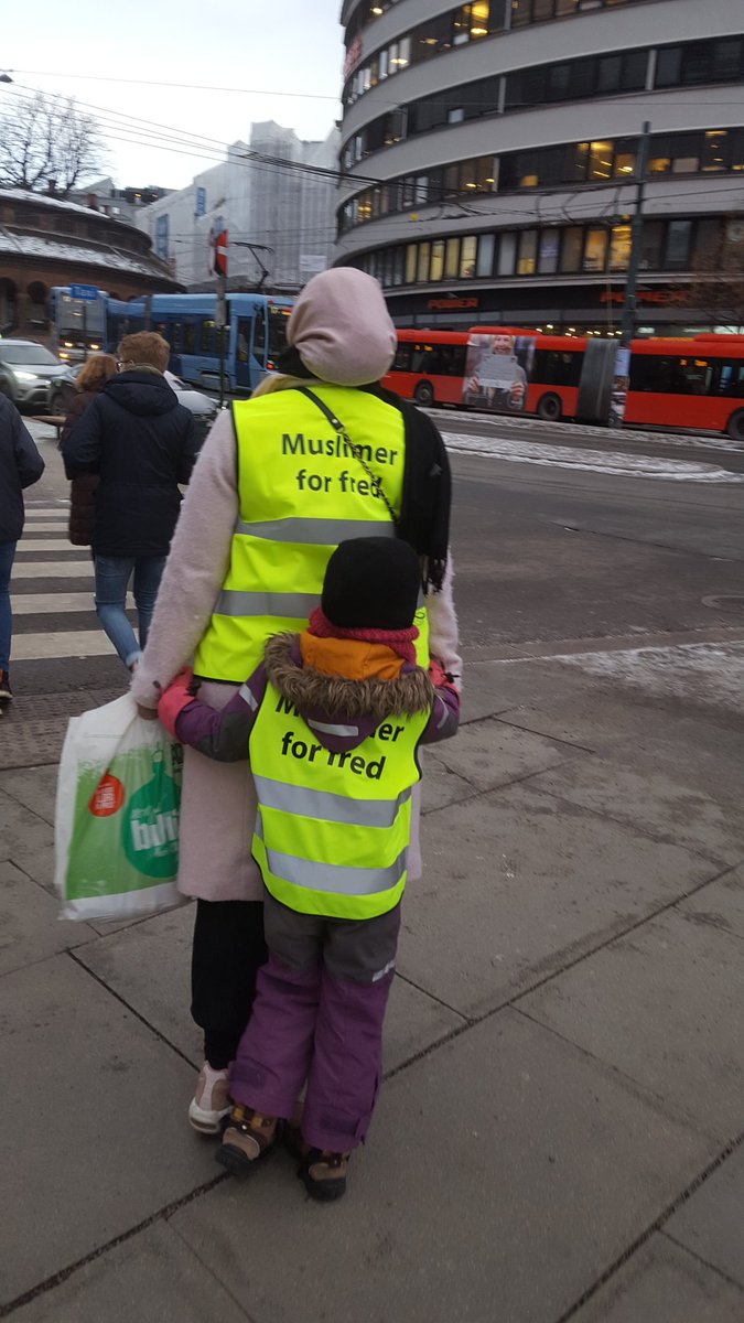 LajnaNorge's tweet photo. #MuslimerForFred deler ut gratis suppe og tar en prat med alle som vil ta et avbrekk fra julehandelen i #Oslo. Standen har så langt vært veldig godt besøkt og det settes pris på initativet!
#MuslimskeKvinnerForFred #Islam #Ahmadiyya https://t.co/k9MwaRRaCe