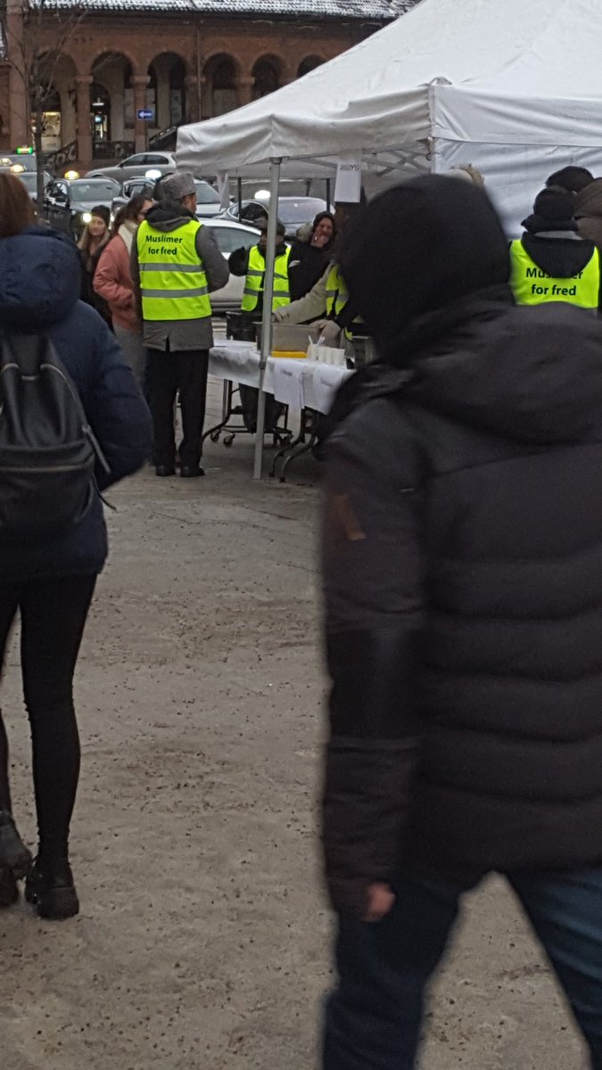 LajnaNorge's tweet photo. #MuslimerForFred deler ut gratis suppe og tar en prat med alle som vil ta et avbrekk fra julehandelen i #Oslo. Standen har så langt vært veldig godt besøkt og det settes pris på initativet!
#MuslimskeKvinnerForFred #Islam #Ahmadiyya https://t.co/k9MwaRRaCe