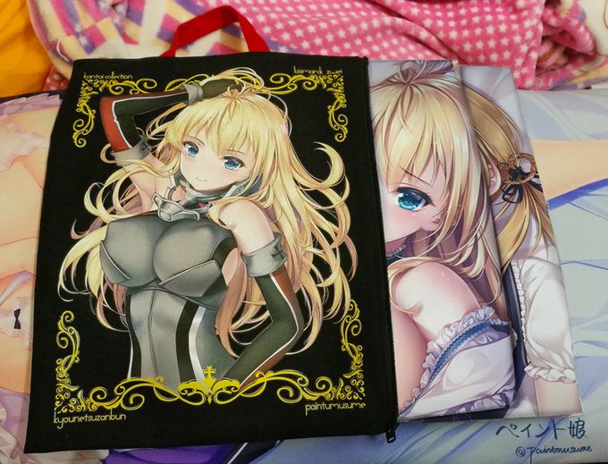 C95に頒布するビスマルク抱き枕カバーグッズセットの内容です!ファスナー付ショッピングバッグと立体マウスパッド、もちろん色紙もありますよ💗 