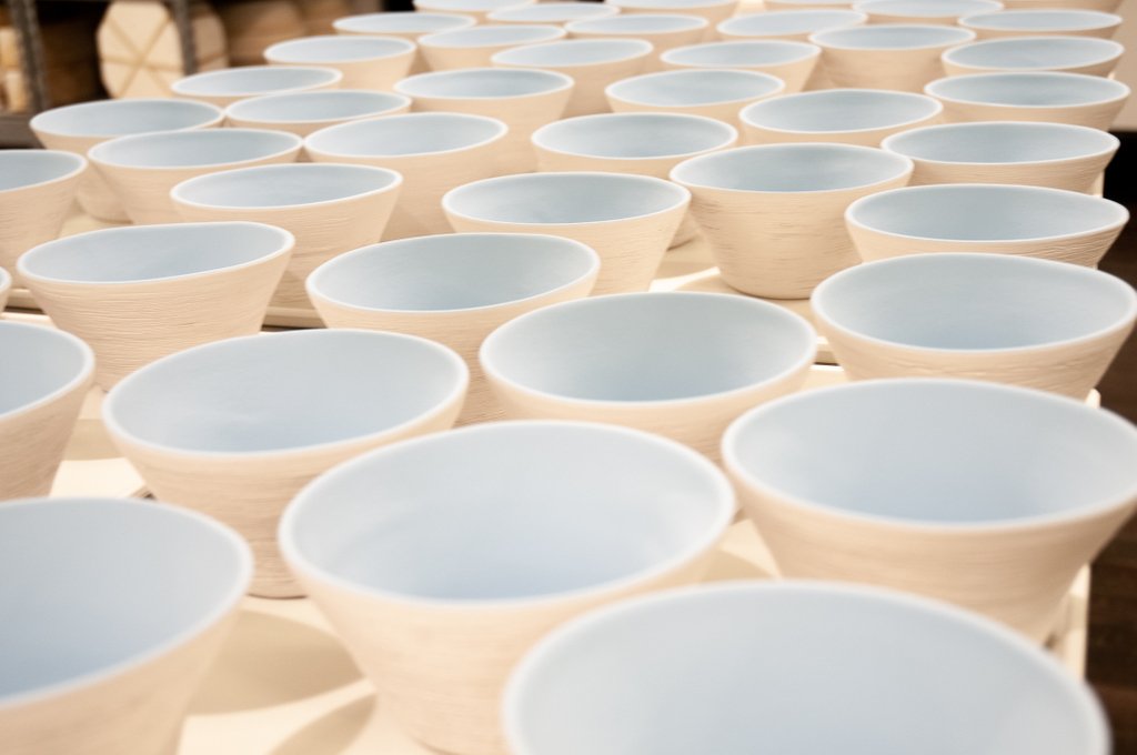 jschatzstudio's tweet image. Custom Everything Bowl order in midnight blue going into the kiln for the final glaze firing. Only 110 to go after this batch is fired. They are going to be beautiful. #jschatz #customtableware #thisiswhathandmadeis