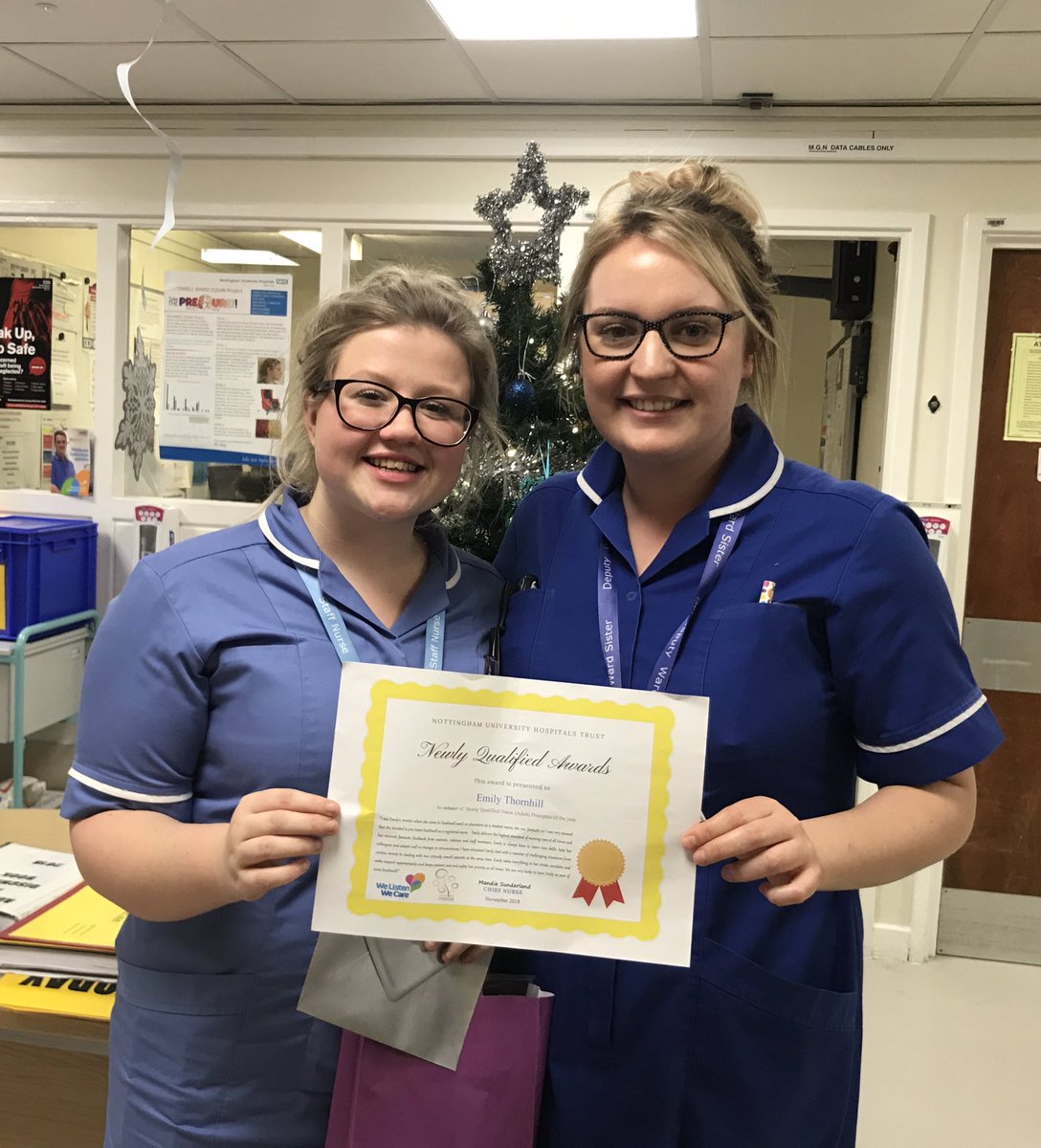 Our Preceptee of the Year winner, Emily Thornhill from #TeamSouthwell receiving her award from the @NewlyForum 👏🏼 Well done and keep up the good work 😁 @_marshallleanne @NUHMedicine @TeamNUH @suehaines1 @drjoanne_cooper @SharedGovNUH  @ChiefNurseNUH