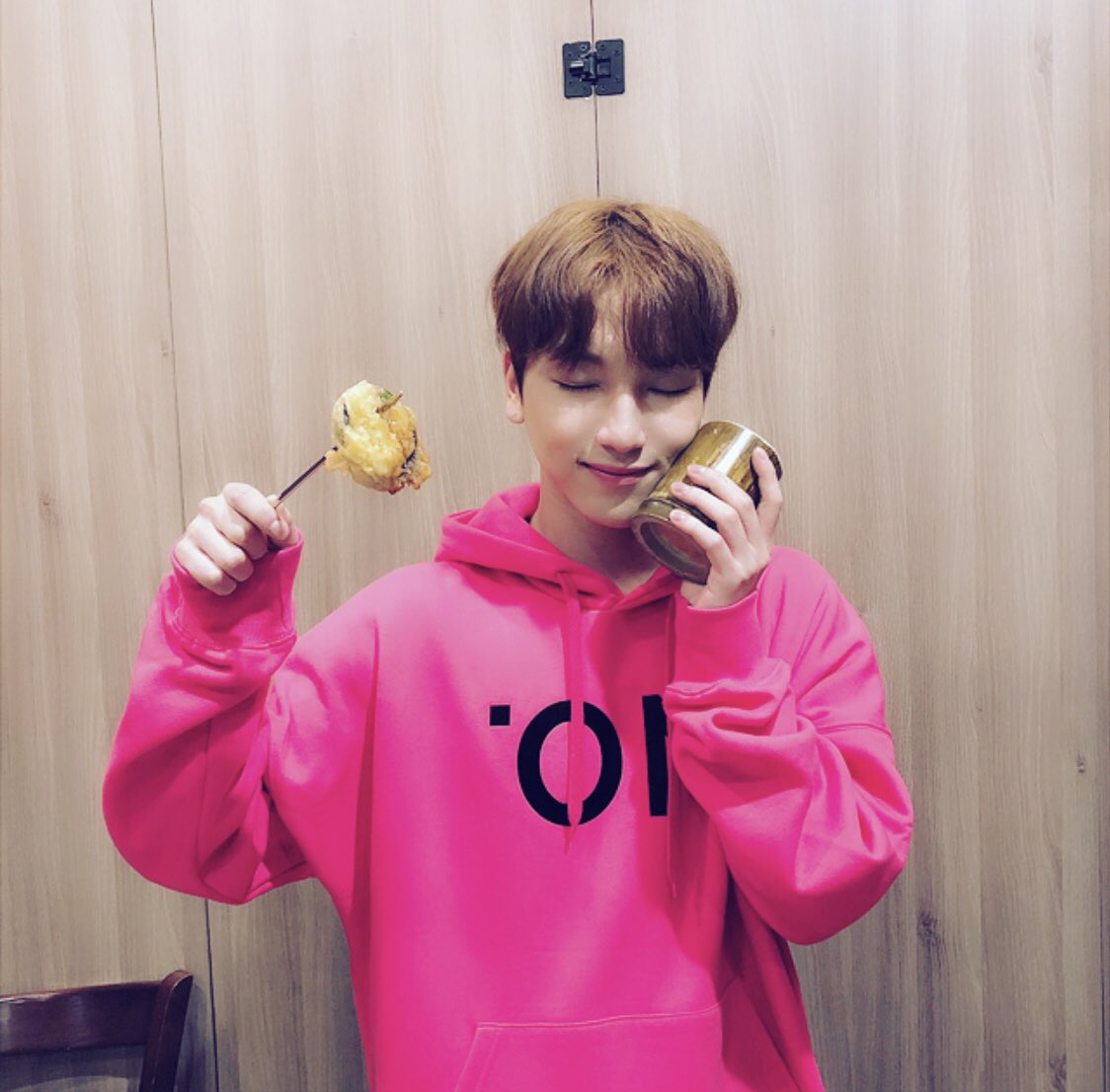 2able_wontop's tweet photo. [ #뜬금원탁퀴즈 ]
주원탁의 버스킹 투어🚌

광주 투어 끝🙌

무사히 광주 투어를 끝낸 원탁이는 🍆튀김을 몇개 먹었을까요?

정답을 맞추신 단1명! 추첨을 통해 선물을 보내드립니다🎋🎋🎋

#JUWONTAK #주원탁 #BUSKING #버스킹 #주원탁버스킹투어 #GWANGJU #SKA_SUPER_SWAG_FESTIVAL https://t.co/x3CZrKrfVJ