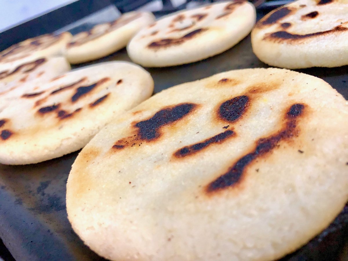 simbiosisgroup's tweet photo. Mientras tanto: Una mañana muy temprano, en algún lugar... #Desayuning #Arepas https://t.co/nqURNWG3GK