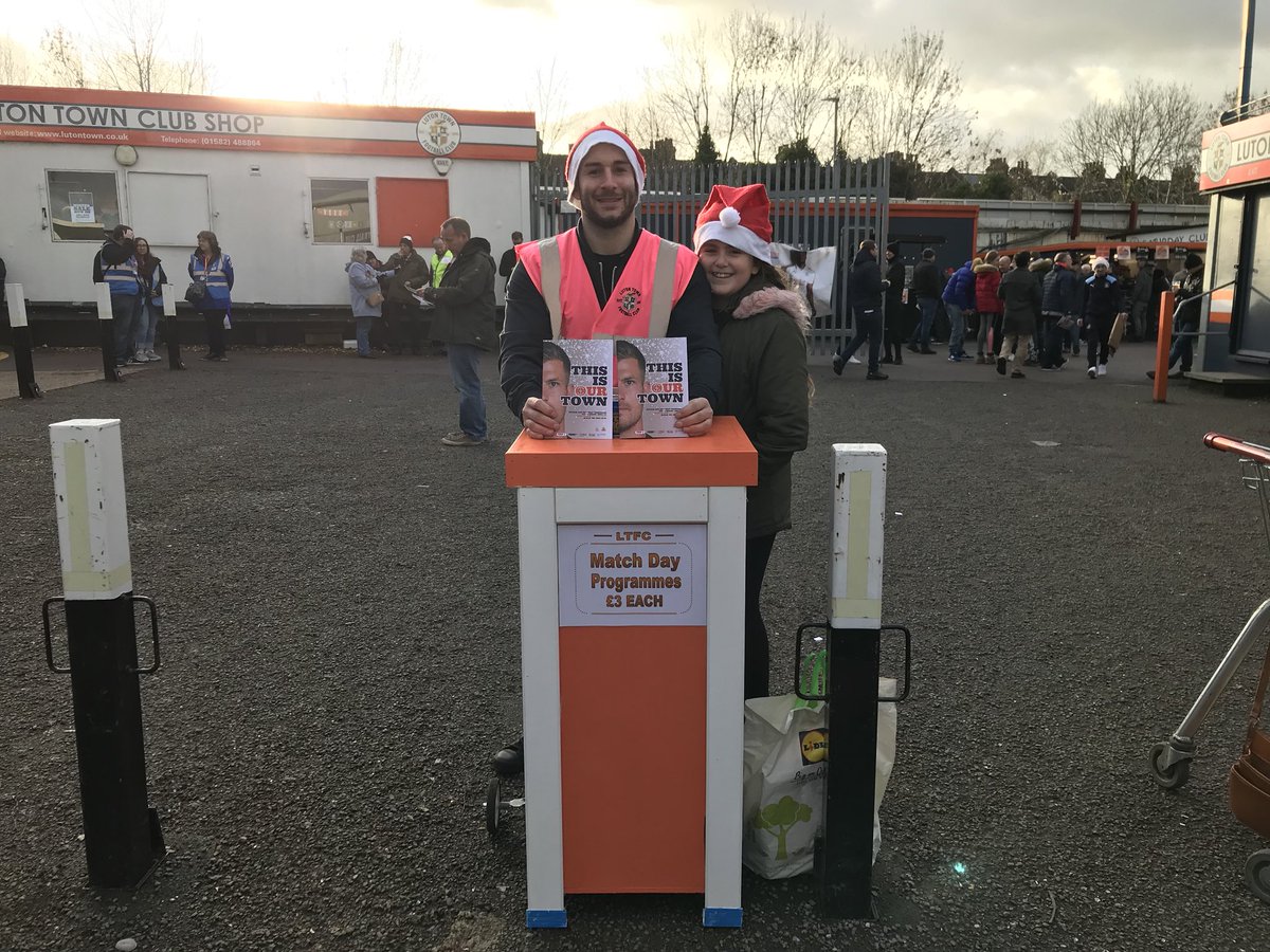 Lee_Evans22's tweet photo. 🔶⚽️🔶⚽️🔶⚽️🔶⚽️🔶⚽️🔶⚽️🔶
Come and get your Match day programme. Outside the ticket office every game and other sellers in the ground. Come and see the new stand 😀
@LutonTown @LutonNews_LTFC #COYH #ProgrammeSeller https://t.co/NSq1FxZvrV