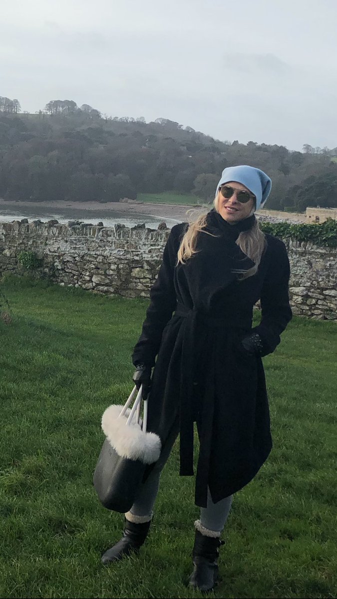 sharrond62's tweet photo. Mount Edgcumbe from the Plymouth side. Thank u ⁦@proudowner⁩ for a brilliant visit hun &amp; ID fashions ⁦@RoyalWilliamYd⁩  for my fabulous dress, will wear it at sports awards in January https://t.co/d2zTvCnL2R