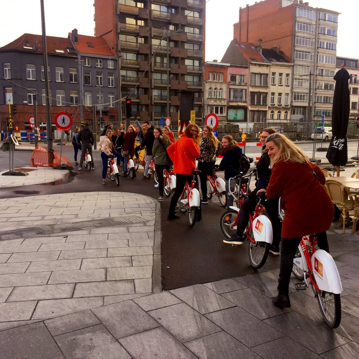 Met z’n allen op de fiets dwars door Antwerpen. Daar gaan we nog lang over napraten! #antwerpenbybike #fietsen #onspersoneelkanalles #bedrijfsuitje