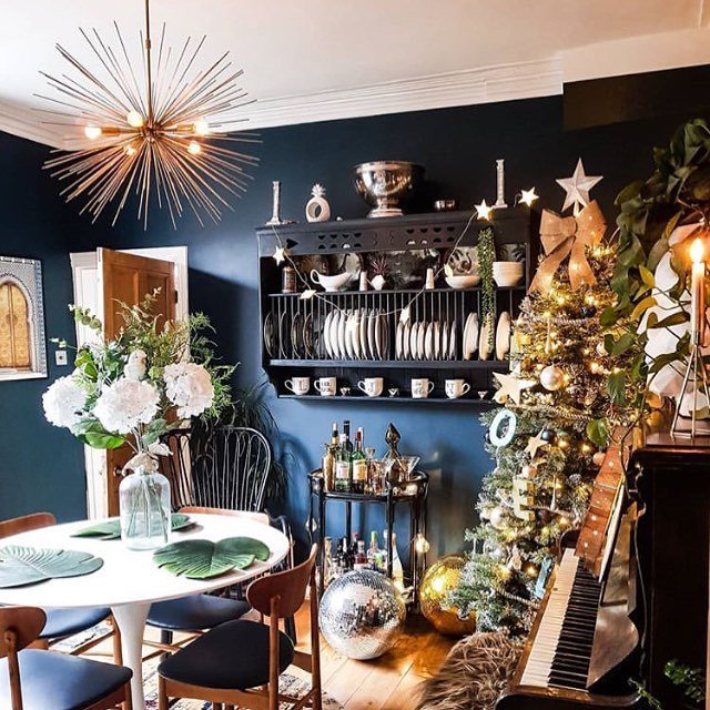 What a welcome. Piano ready to sing round. BarCart ready to serve, lots of fun waiting to be had in this room. @marks_and_rowe_interiors  #drinkswithfriends #drinkstrolley #cocktails #barcartstyling #christmaswelcome #christmas #christmasdecorations #chr… bit.ly/2EIMOfJ