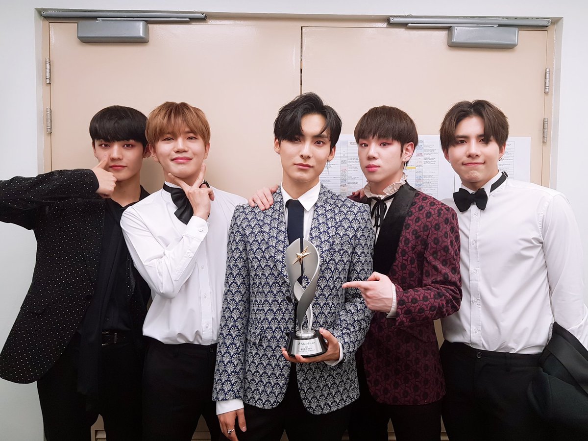 official_ACE7's tweet photo. [#ACE_PHOTO]
첫 시상식에서 너무 감사한 상을 받았습니다. 감사한 분들이 너무 많지만 우리 초이들에게 가장 고맙다는 말을 하고싶어요~ 고마워요~ 초이스! 사랑합니다♥️

#ACE #Singapore #2018StarHubBestNewcomerAward
#최우수신인상 https://t.co/iewKJxlTHp