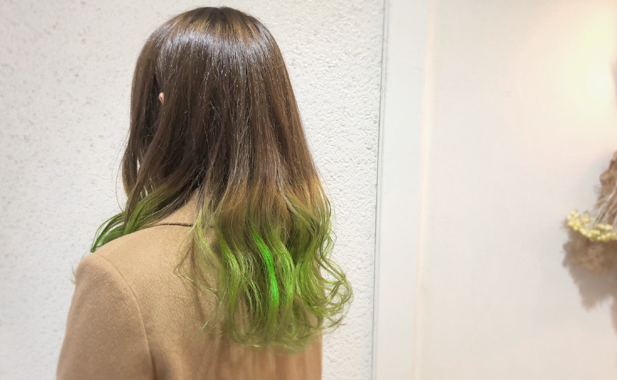 ころも 本日の ころもかっと です じゃがりんさんにご来店いただきました ロングの髪をハイライト グラデーションカラーで大きくイメチェン マニパニ調合して黄緑を毛先に入れさせていただきました W 前髪も短くして 仕上げは全体ゆるく