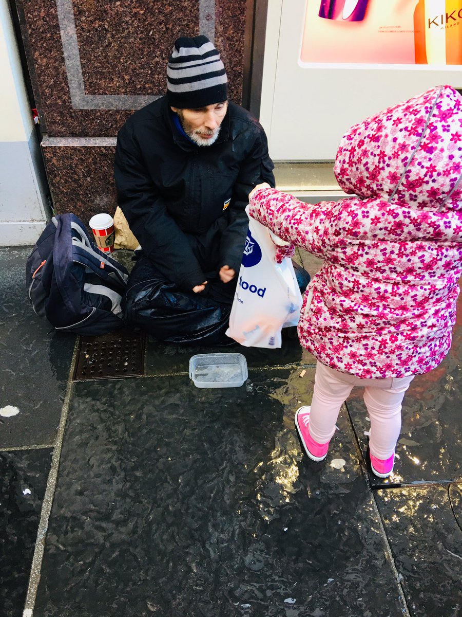 mattplatt10's tweet photo. They call this the season of giving...

Super proud moments watching my daughter gift @marksandspencer vouchers to staff at #QEUHospital who helped her survive, followed by #GivingFood to #Homeless people in #Glasgow 
#HelpTheHomeless
#ChristmasIsAboutGiving
#TeachThisToKids https://t.co/HdRB3rhibH