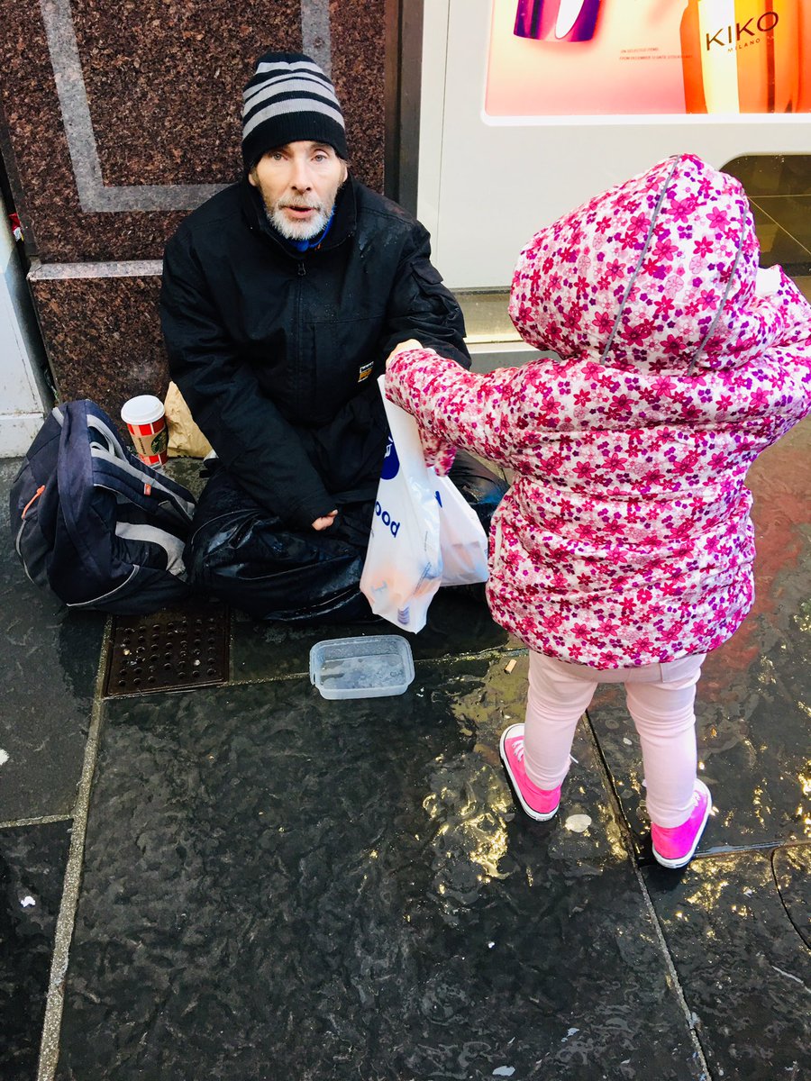mattplatt10's tweet photo. They call this the season of giving...

Super proud moments watching my daughter gift @marksandspencer vouchers to staff at #QEUHospital who helped her survive, followed by #GivingFood to #Homeless people in #Glasgow 
#HelpTheHomeless
#ChristmasIsAboutGiving
#TeachThisToKids https://t.co/HdRB3rhibH