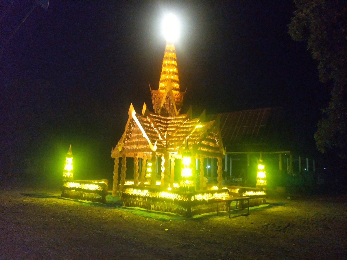 boy087954's tweet photo. ที่อื่นเขามีหุ่นฟางเสือสิง นครพนมบ้านเฮามีปราสาทฟางข้าว อยู่วังตามัวเด้อ ใครผ่านทางไปสกลนครก็แวะไปชมได้
.วัดป่าคำสว่าง วังตามัว ที่งานบุญกุ้มข้าวใหญ่ วันที่ 7 มกราคม ปีหน้า วัดอยู่ที่บ้านคำสว่างน้อย ในงานมีการแสดงศิลปินภูไท วีระพงษ์ วงศ์ศิลป์ https://t.co/2xbrU5AVt0