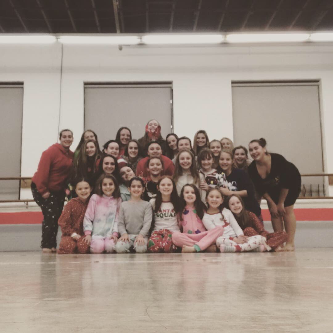 StacieNajac's tweet image. Merry Christmas and Happy New Year!! See you January 2,2019! #ducrew #24