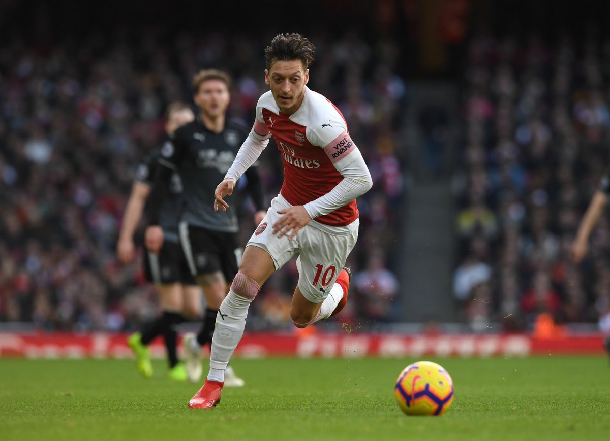 Arsenal's tweet photo. Sum up THAT @MesutOzil1088 pass for our first goal using 1️⃣ GIF...

#WeveGotOzil https://t.co/EwAc5Qu6NK