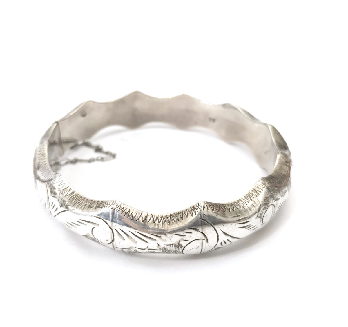 VintageImagine's tweet image. etsy.com/listing/655276… Sterling Silver Hinged Bangle Bracelet Handcrafted Floral Etched Sterling Silver Scalloped Edges Boho Chic Gift for Her #sterlingsilverhingedbangle #handcrafted #etchedpattern  #plsfollow #scallopededges #layerorstackbangle Holiday SALE on NOW