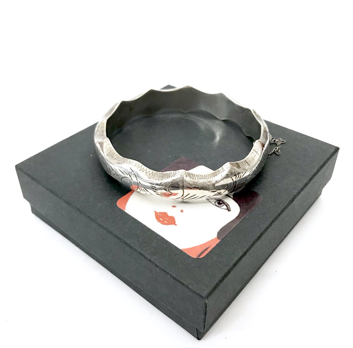 VintageImagine's tweet image. etsy.com/listing/655276… Sterling Silver Hinged Bangle Bracelet Handcrafted Floral Etched Sterling Silver Scalloped Edges Boho Chic Gift for Her #sterlingsilverhingedbangle #handcrafted #etchedpattern  #plsfollow #scallopededges #layerorstackbangle Holiday SALE on NOW