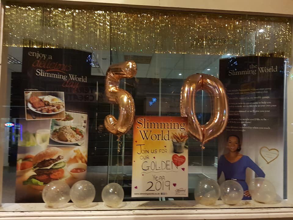 lee_swmansfield's tweet photo. #mansfield @SlimmingWorld team have had their creative hats on today dressing a shop window on Leeming St. Sharing #SlimmingWorld love getting ready for our #Goldenyear #sw50thbirthdaycelebrationn 😊  @ChadNews @Mansfield1032 @JemmaSW @claire_SWorld @DarrenMillarSW @magwhit https://t.co/cbEcKl5SWG