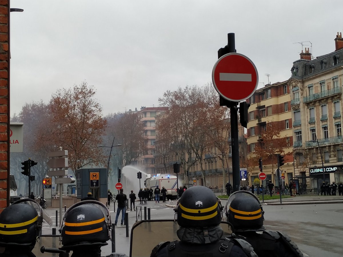 Полицейская диктатура против свободных людей 