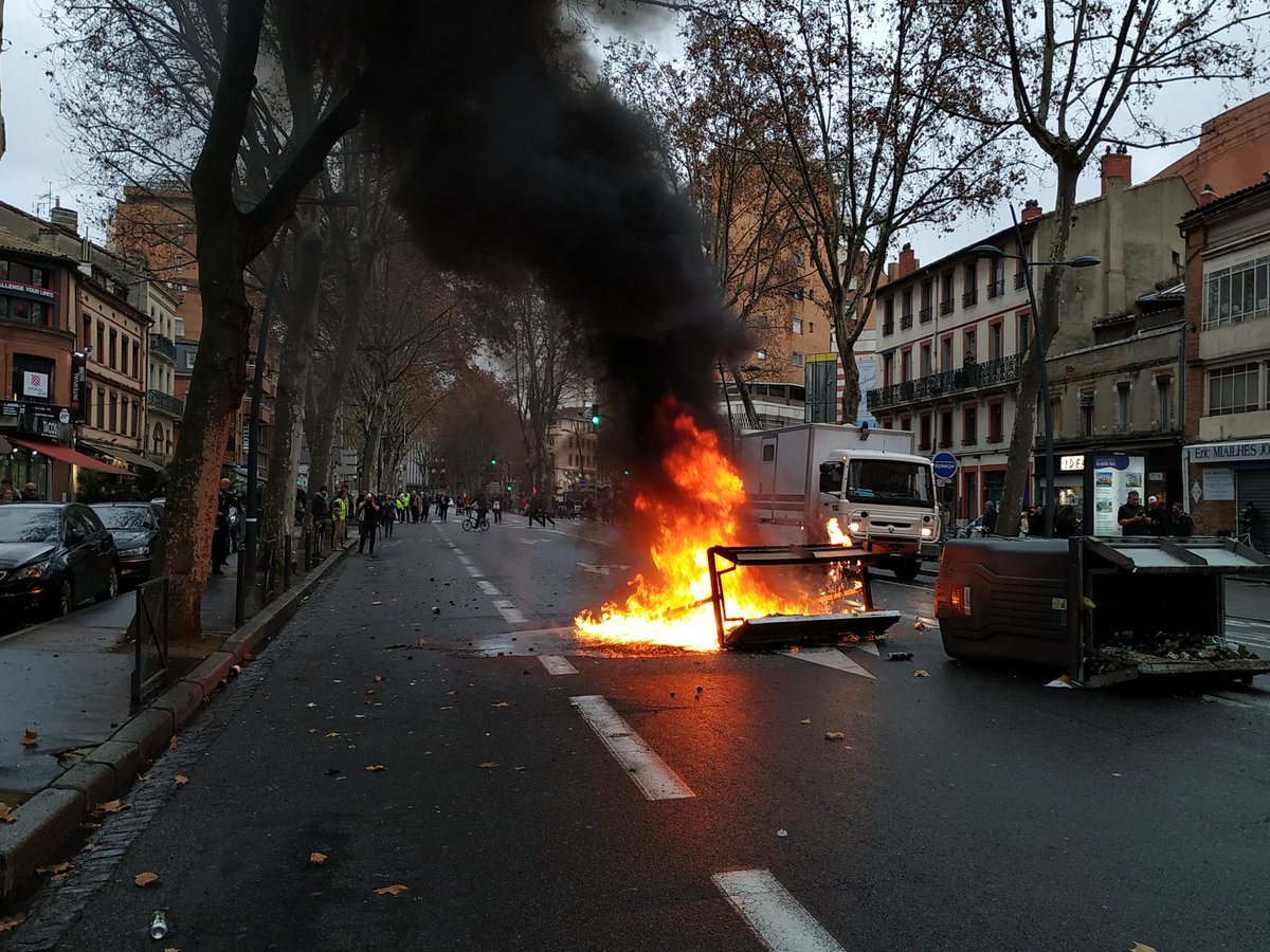 Полицейская диктатура против свободных людей 