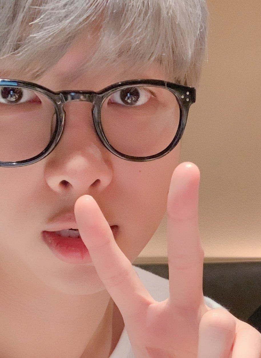 L ss on X Nam esta usando lentes sin micas Solo el armazon Y lentes de contacto HIJO XFAVOOOR LOS OJOS CUIDATE LOS OJOS https t HrrXYaV640 X