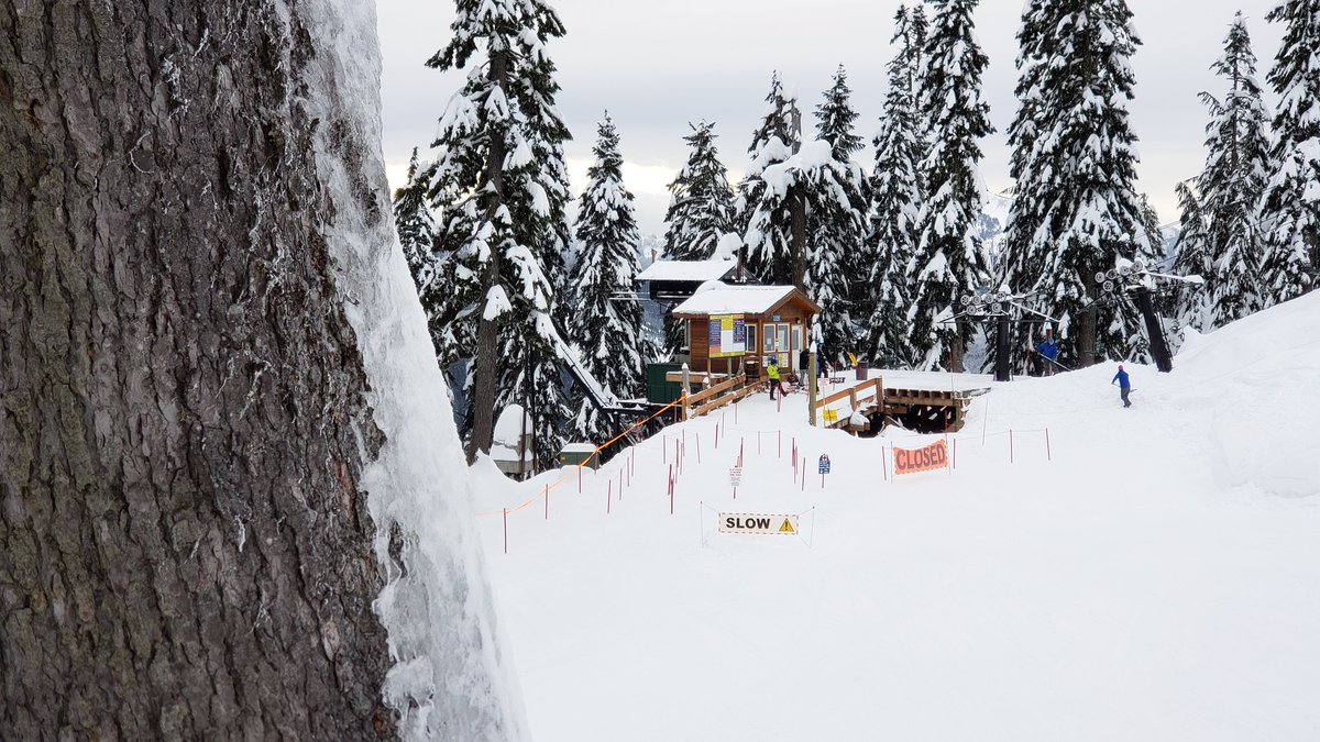 SummitSnow411's tweet photo. Our little #chairwaytoheaven is gonna open at noon! #Chair2 #Alpental https://t.co/ffXNfCRuXt